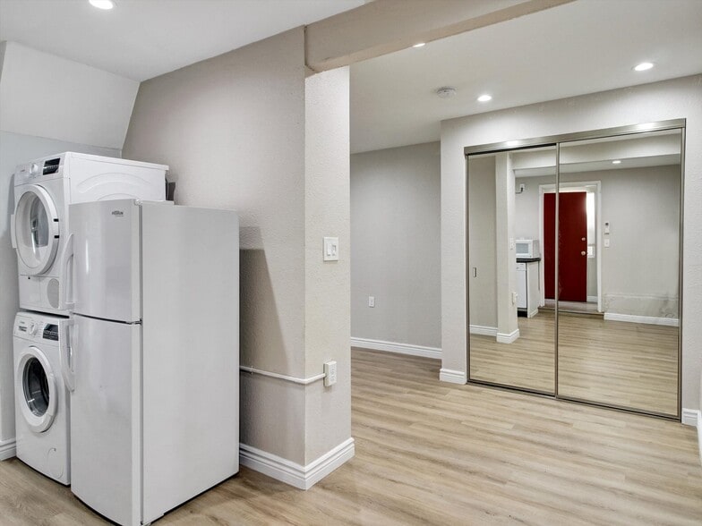 Building Photo - 985 1/2 Dexter St