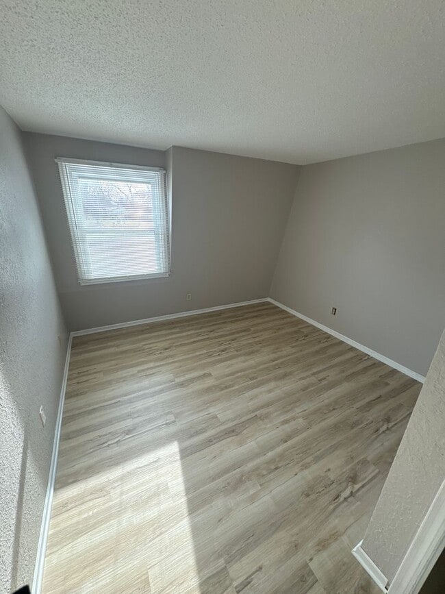 Building Photo - Available January 1st! Spacious 3 Bedroom 2 Bathroom in Saint Paul!