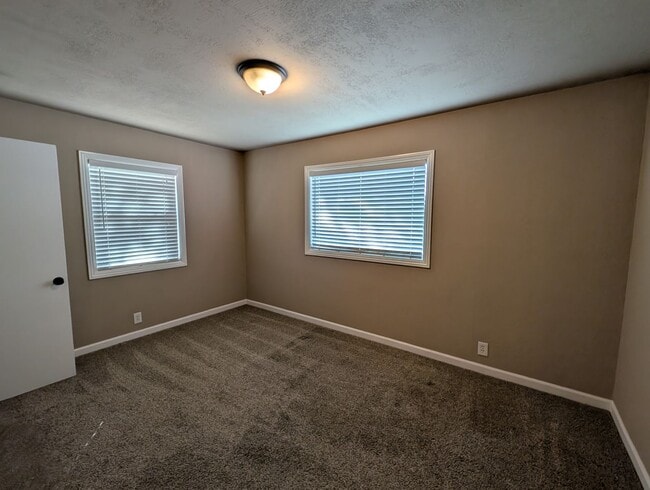 Building Photo - 3 Bedroom House in Shasta Lake, Fridge, Wa...