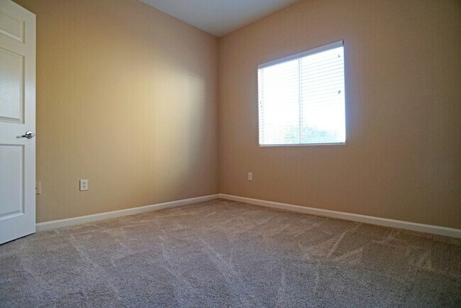 Building Photo - 3 bedroom, 2 bathroom condo with great flo...