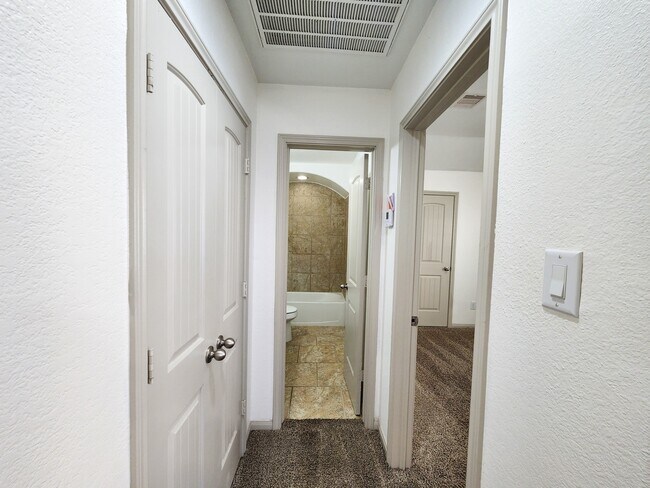 Building Photo - 4515 Greenleaf Dr