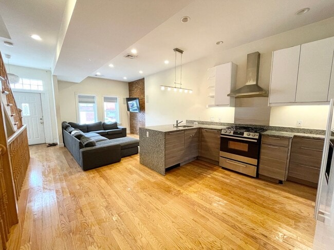 Building Photo - South Boston 5 Bed – Washer/Dryer in Unit – No Fee – 9/1