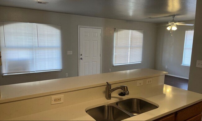 Building Photo - Remodeled 4 bedroom, 2 bath - Moore Schools