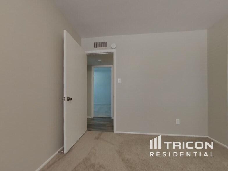 Building Photo - 6006 W Medlock Dr
