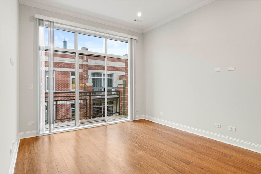 Building Photo - 1054 W Monroe St