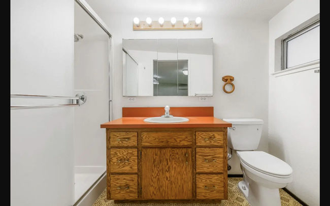 Building Photo - Sprawling 7 bedroom home available for sum...
