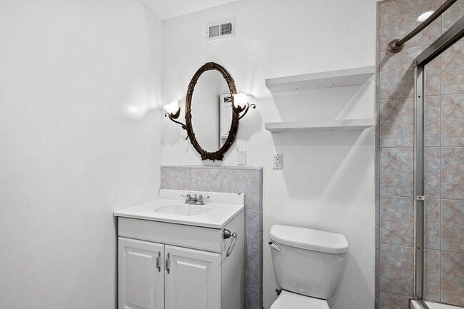 Building Photo - Beautifully Renovated 3BR/2BA Single-Story...