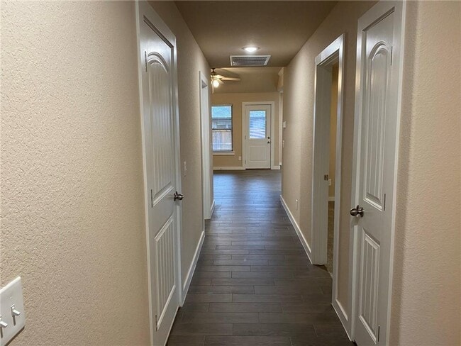 Building Photo - 422 Barbet Dr