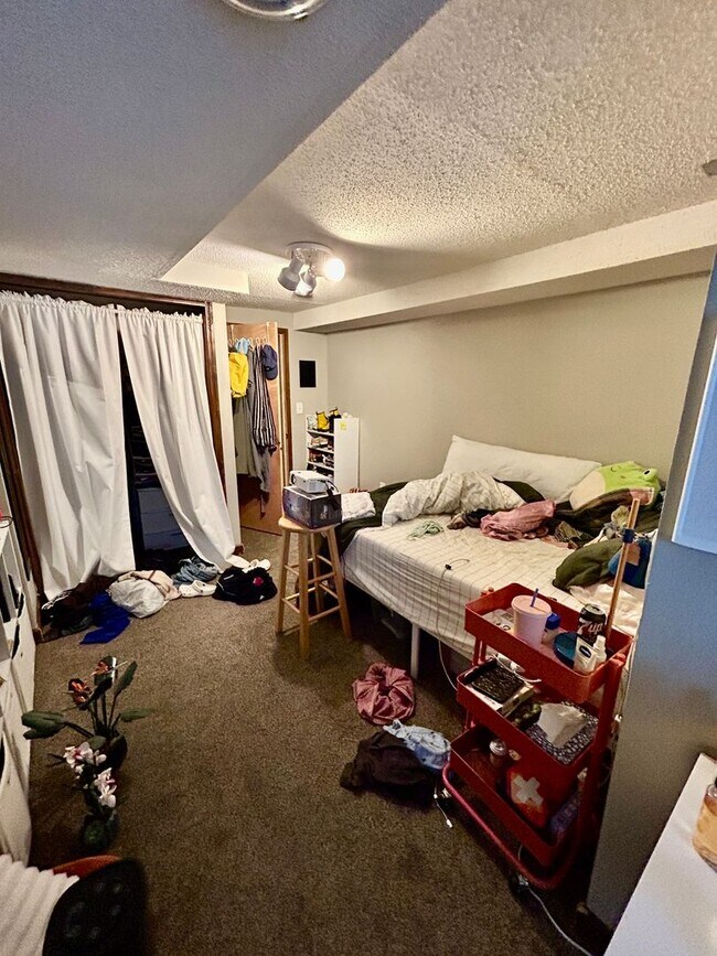 Building Photo - AVAILABLE JUNE- Gorgeous 4 Bed, 1 Bathroom Hillside Home!