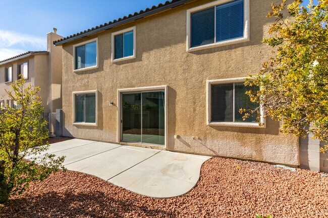 Building Photo - 3 bedroom + Den! Ready for immediate move ...
