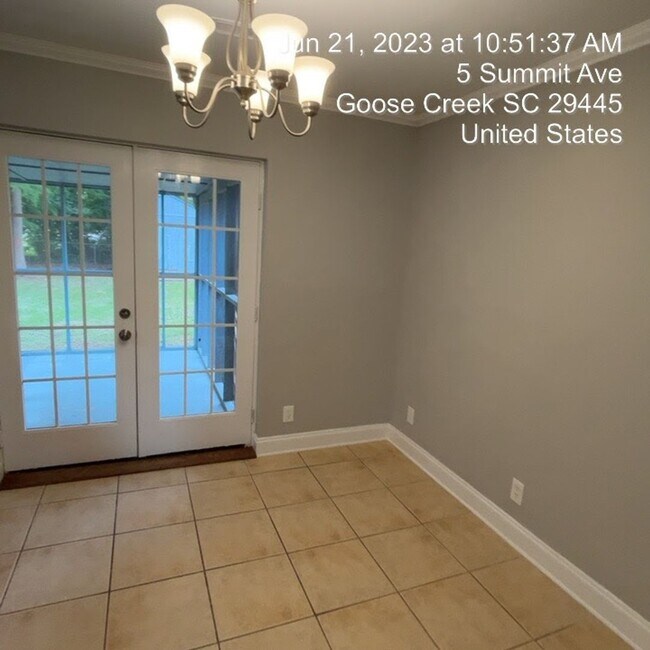 Building Photo - Relaxed Living with Spacious Yard in Goose...