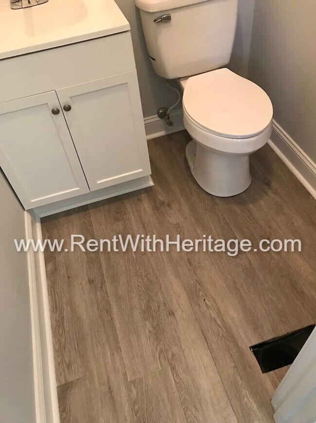 Building Photo - FANTASTIC 2 BEDROOM 1.5 BATH DUPLEX WITH ALL THE UPGRADES / GREAT LOCATION