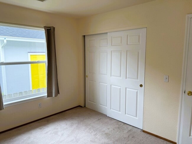 Building Photo - Spacious 3-bed 2-bath home with attached g...