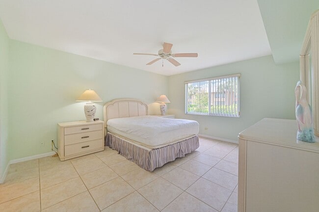 Building Photo - Beautiful Condo in South Naples