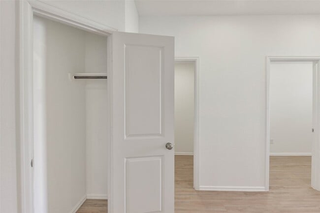 Building Photo - 1935 Barrett Gables Dr