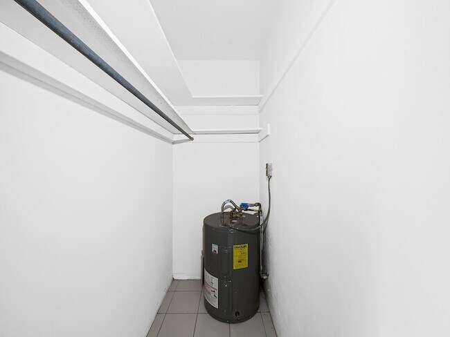 Building Photo - 1219 NE 14th Ave