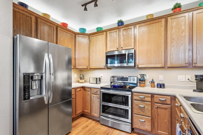 Building Photo - 3 Bedroom, 3 Bth Townhome with 2 Car Garage
