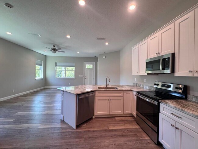 Building Photo - 4 Bedroom in Tomoka View