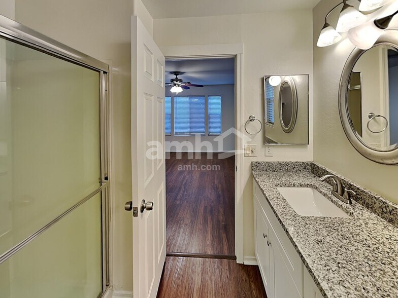 Building Photo - 2030 S 87th St