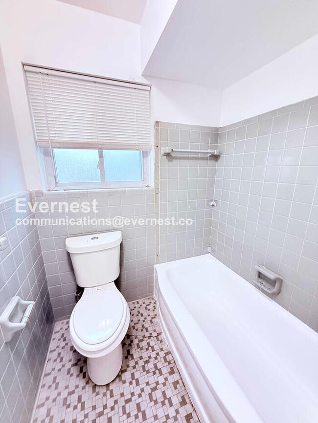 Building Photo - 15601 Schoolcraft Rd