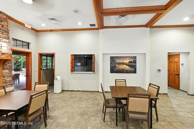 Building Photo - 2061 Crown Dr