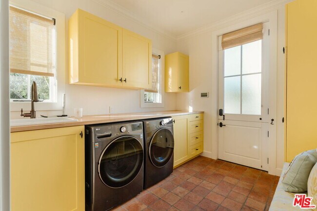 Building Photo - 5770 Busch Dr