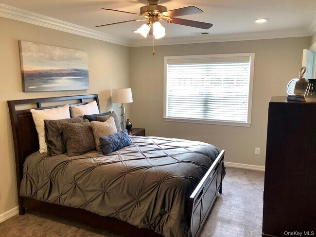 Building Photo - 10 Westwood Dr