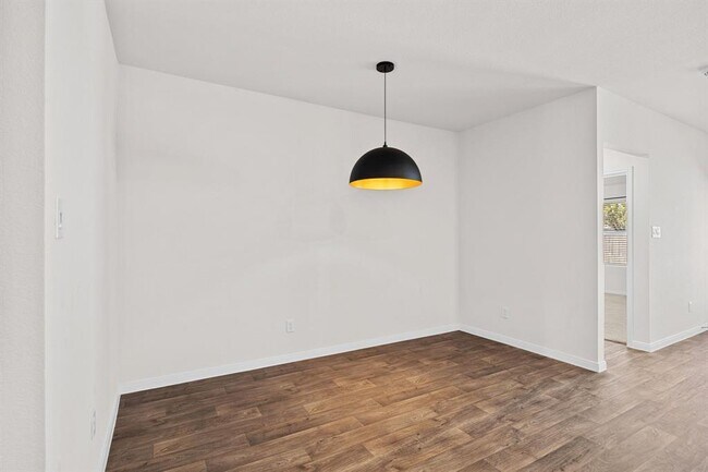 Building Photo - 1331 Camden Ln