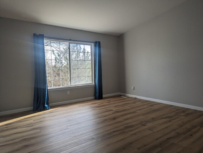 Building Photo - Updated 4 bedroom in West Longmont!