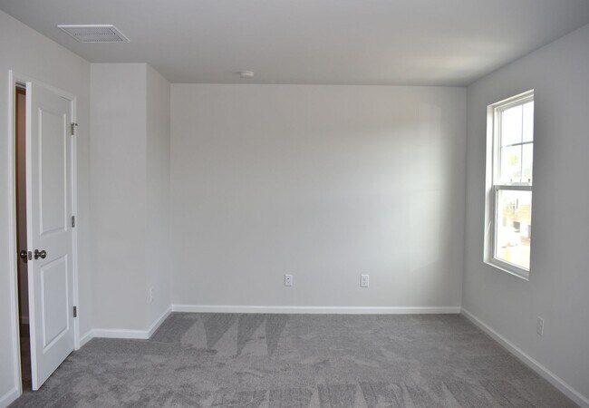 Building Photo - *PENDING!!*