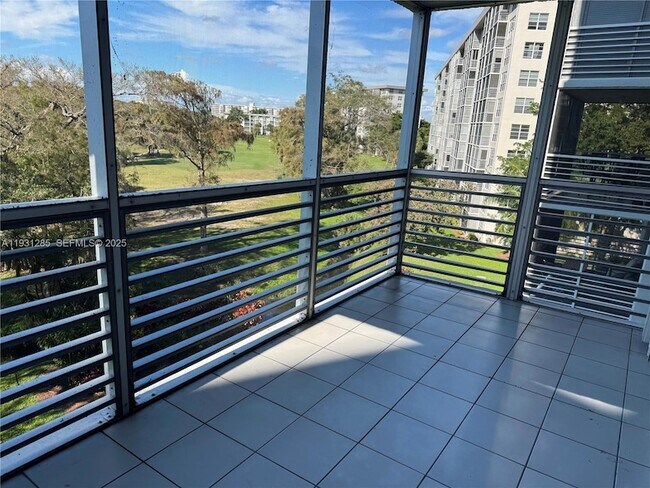 Building Photo - 625 Oaks Dr