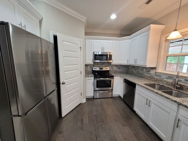 Building Photo - Beautiful 4 Bedroom, 2.5 Bath Home
