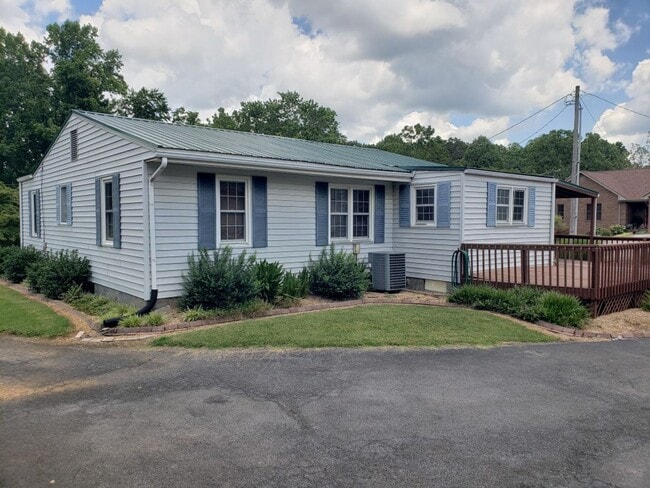 Building Photo - 3 Bedroom / 1 Bath Home - Kingsport TN