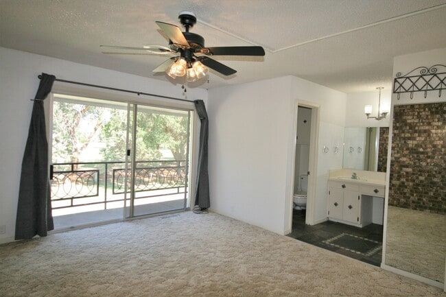Building Photo - 2 Story Condo on Golf Course / A Great Vie...