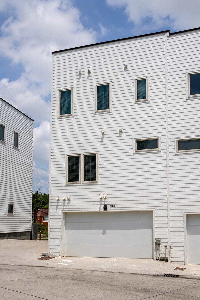 Building Photo - 968 Youngs Ln