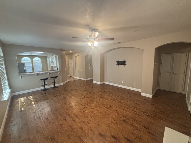 Building Photo - Available Now: 3 bed 2 bath home in Roseville