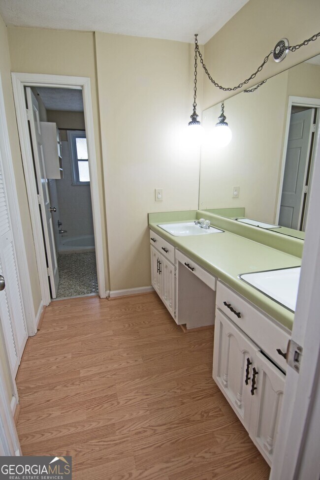 Building Photo - 305 Pinemount Dr