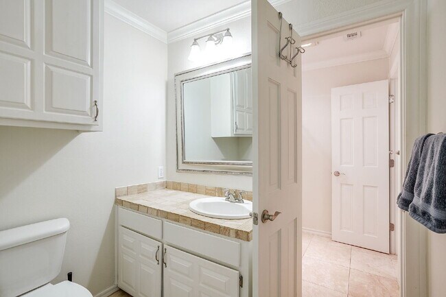 Building Photo - Private 4 Bedroom Retreat for Lease