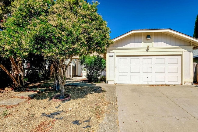 Building Photo - 3724 Gladstone Dr