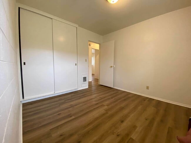 Building Photo - 755 NE Alameda Ave