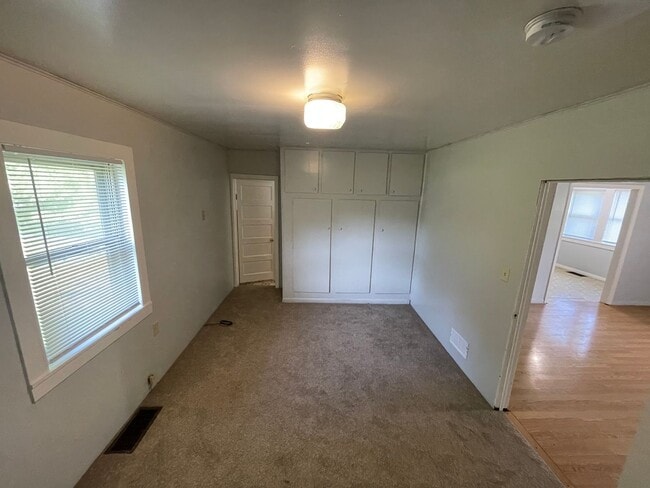 Building Photo - Older 2 bedroom house with a large yard