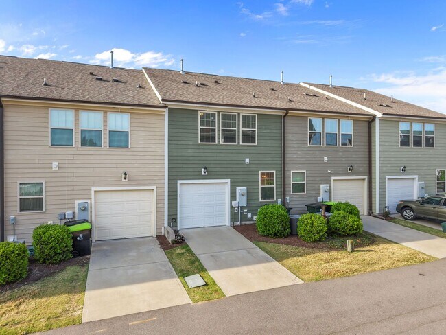 Building Photo - 1709 Shady Oaks Dr