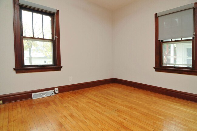 Building Photo - 2 Bedroom in the Vilas Neighborhood