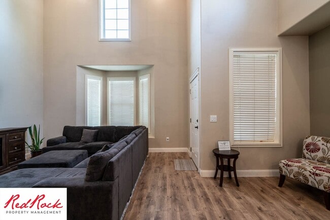 Building Photo - Move In Special! $500 Off First Month's Rent! 3 Bedroom Fully Furnished Home.