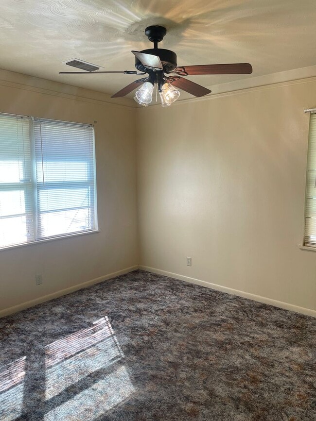 Building Photo - 3 bed 2 bath 2 car garage home!