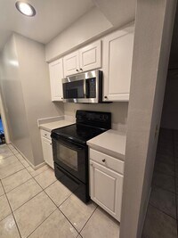 Building Photo - Two Bedroom Condo close to USF