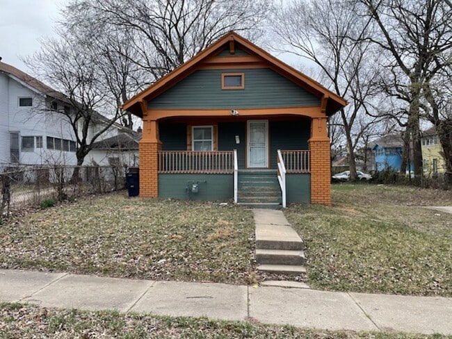 Primary Photo - 3bd/1ba Home, Large Yard!! Half off 2nd Mo...