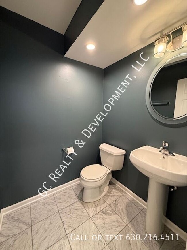 Building Photo - 220 Des Plaines Ave