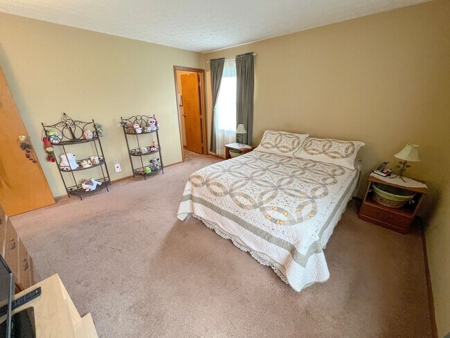 Building Photo - Stunning Rental Home in Indian Creek - Rey...