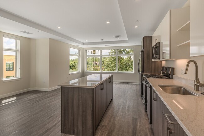Building Photo - 44 Collins Ave